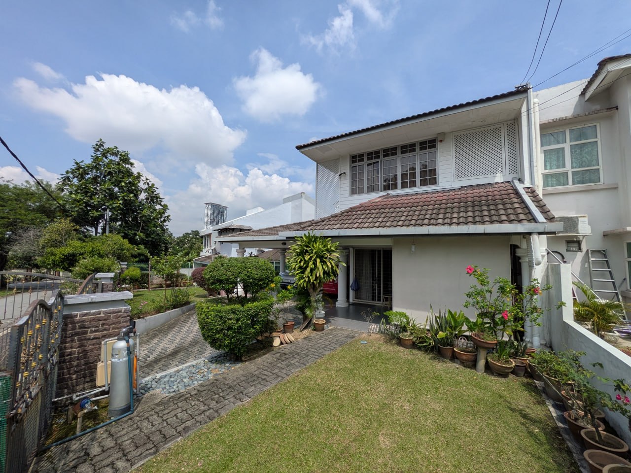 Well kept 2 storey semi detached house