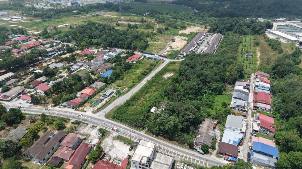 Batu 10, Hulu Langat Selangor Flat roadside land — photo 1