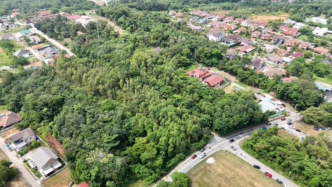 Corner land with main road frontage for rent in Bukit Rahman Putra — photo 1