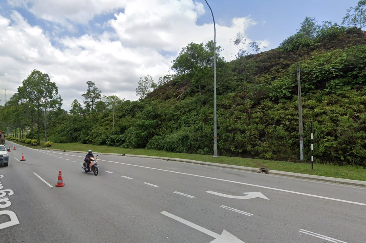 Main road frontage, Jalan Nilai-Labohan Dagang — photo 1