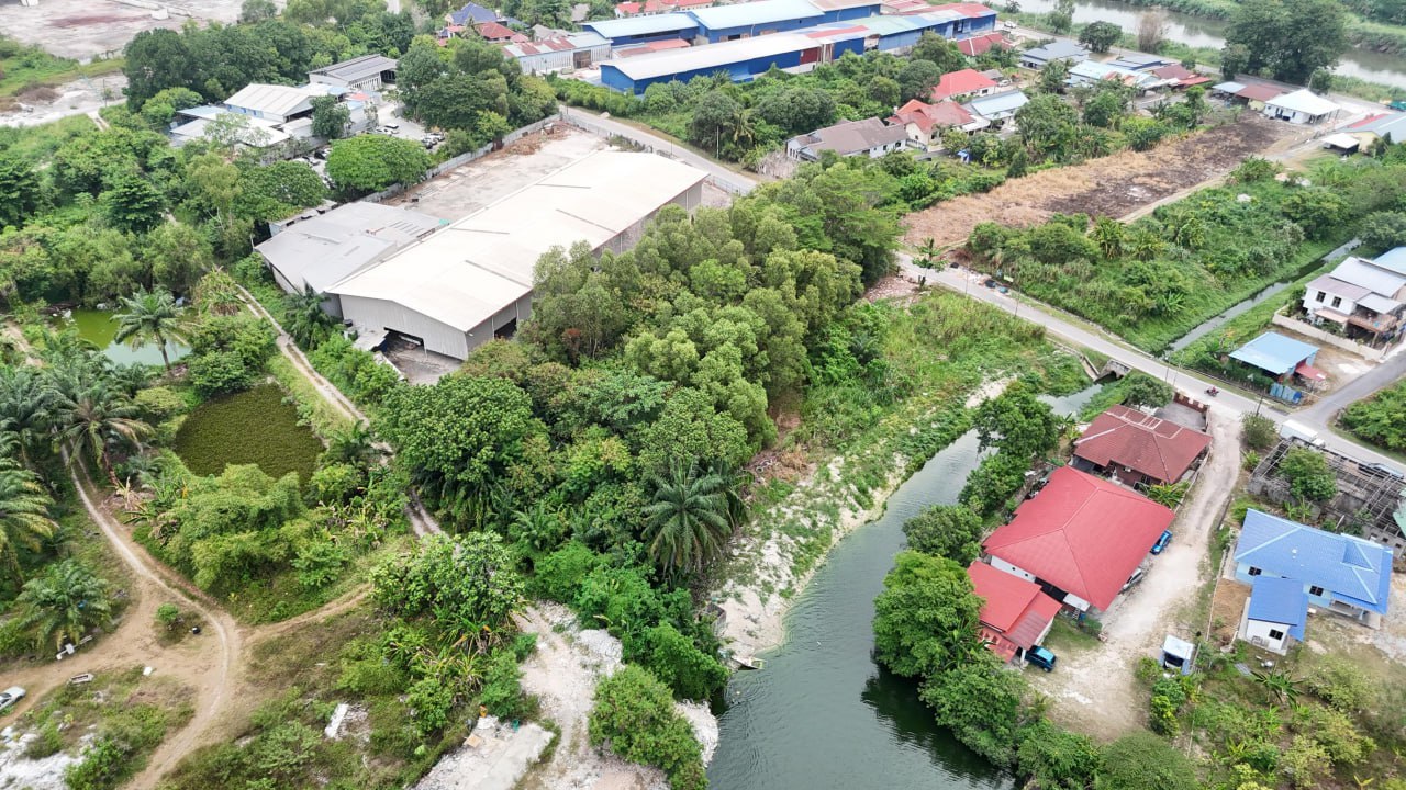 2 adjoining bungalow lots Kg Seri Aman Hilir — photo 1