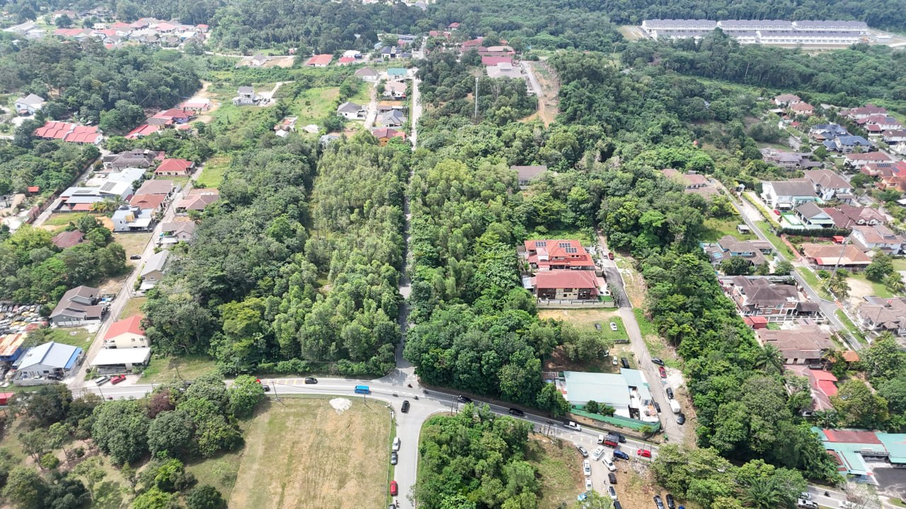 Corner land with main road frontage for rent in Bukit Rahman Putra — photo 2