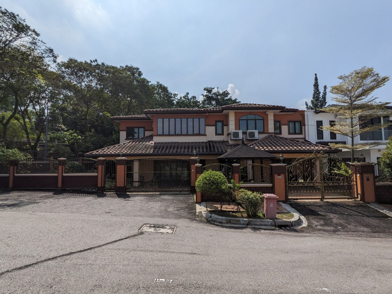 Tastefully renovated corner lot semi detached house in Sierra Damansara — photo 1