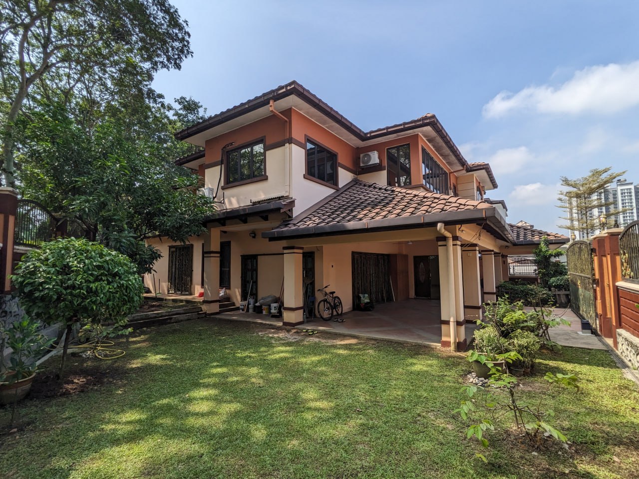 Tastefully renovated corner lot semi detached house in Sierra Damansara — photo 2
