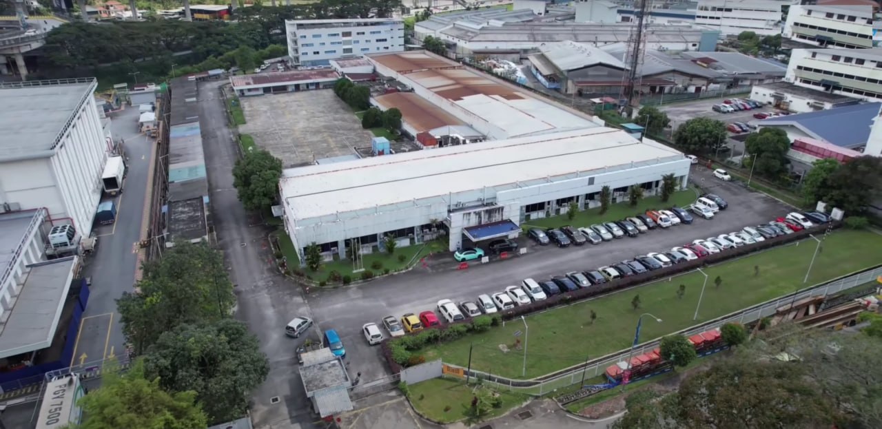 Factory and a 4 storey building in Kawasan Perindustrian Ampang ā photo 1