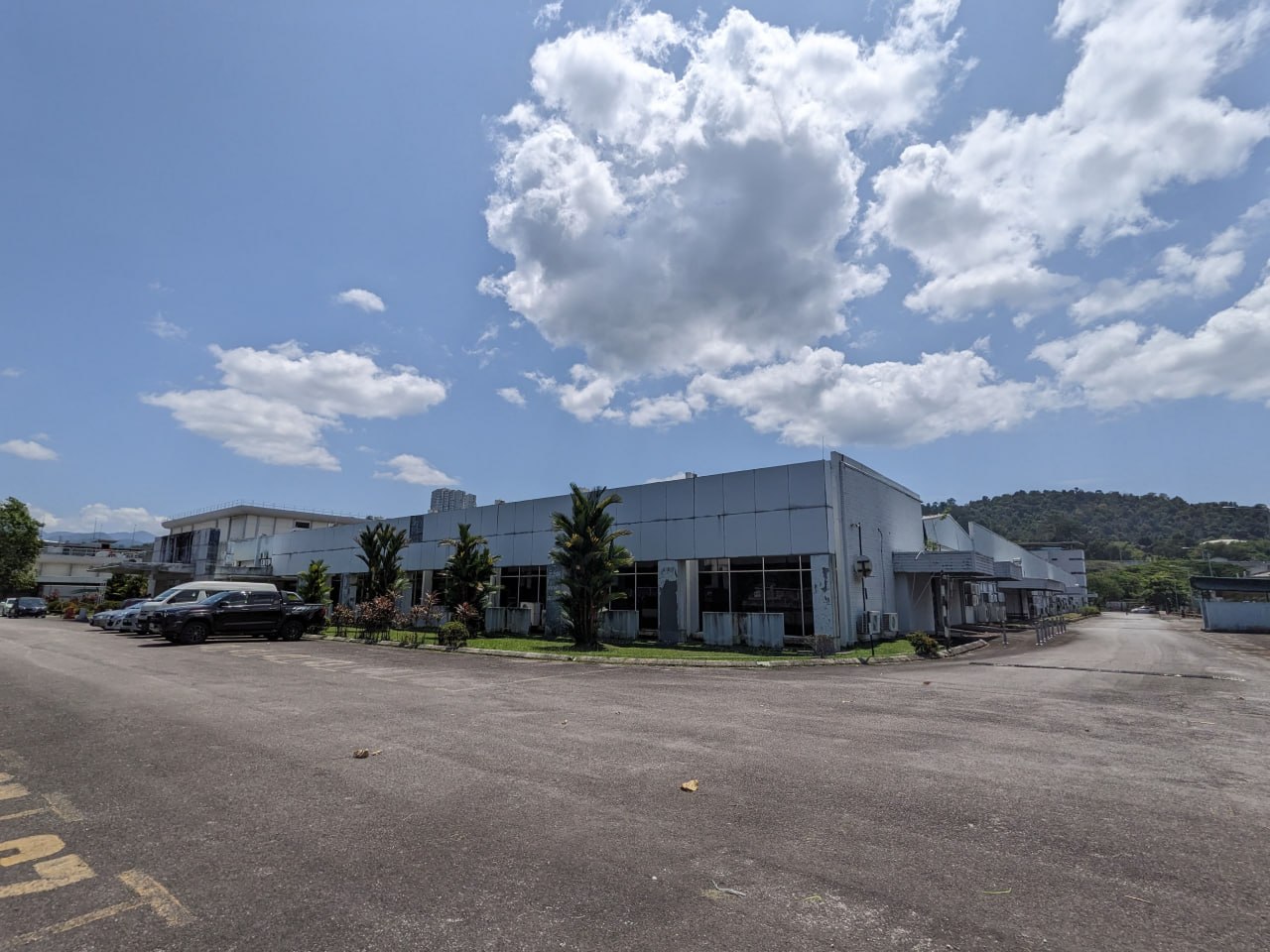 Factory and a 4 storey building in Kawasan Perindustrian Ampang ā photo 2