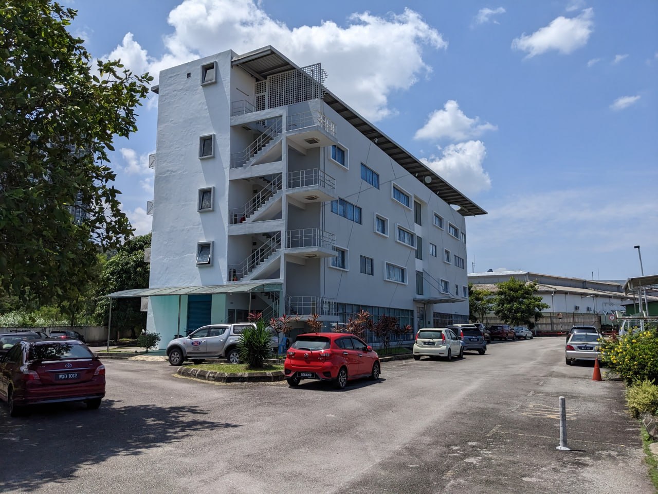 Factory and a 4 storey building in Kawasan Perindustrian Ampang ā photo 3