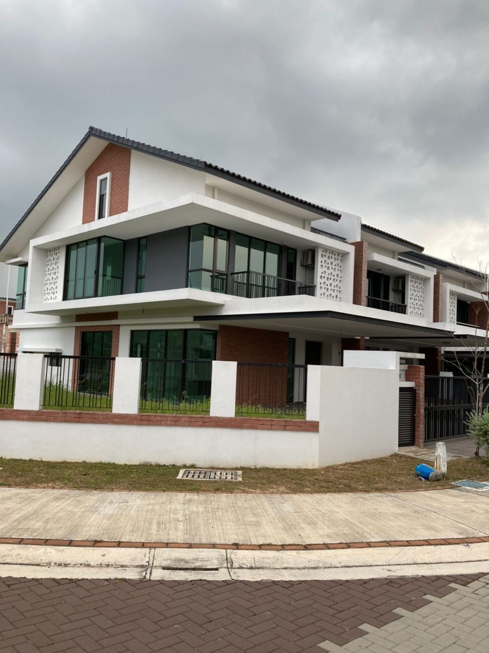 3-storey Semi-Detached residence Broadleaf Residences — photo 2